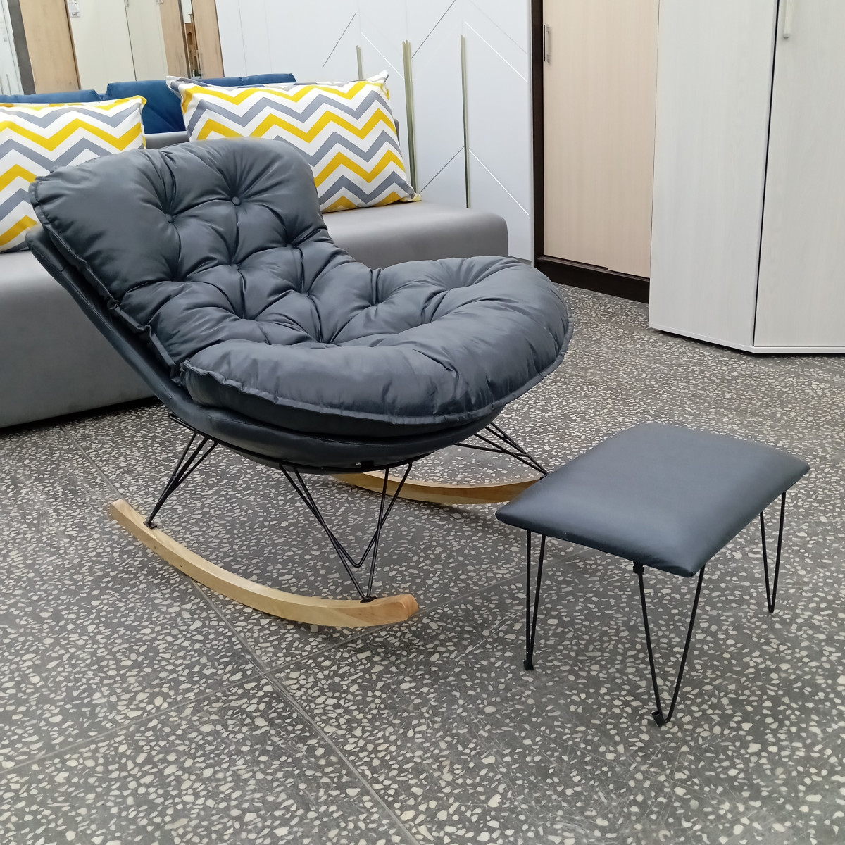 Кресло-качалка с подставкой для ног