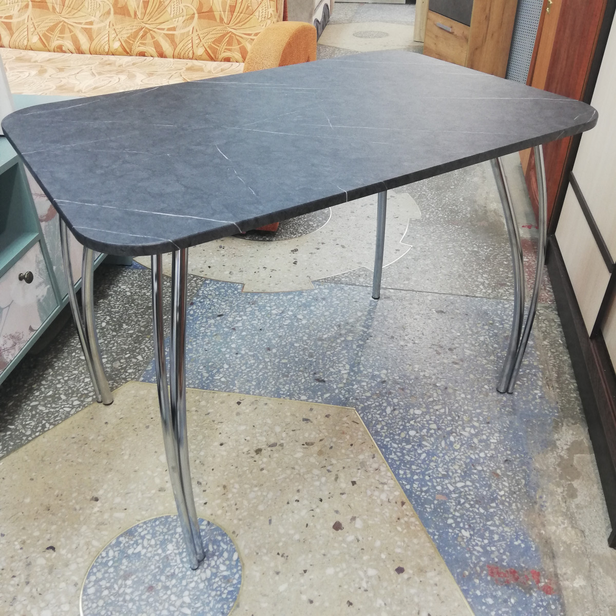 СТОЛ ОБЕДЕННЫЙ НА МЕТАЛЛИЧЕСКИХ НОЖКАХ